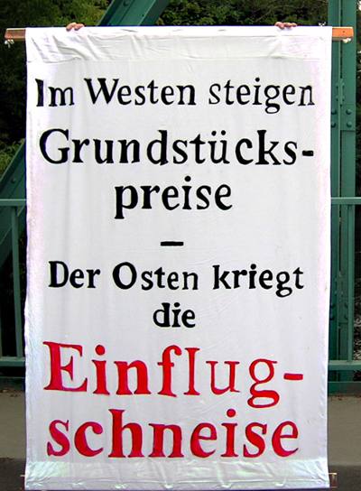 400%20Schild-Einflugschneise-Grundstueckspreise.jpg