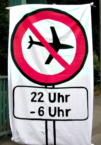 400%20Verkehrsschild,%2022-6%20Uhr%20fliegen%20verboten.jpg